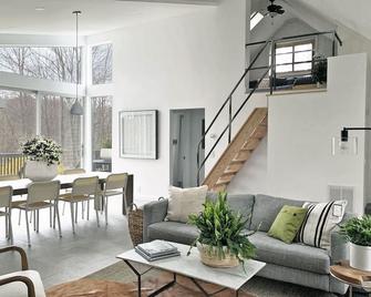 Contemporary Cottage Less Than An Hour From Nyc! - Highland Lakes - Living room