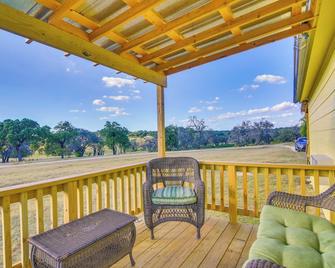 Ranch Cabin with Decks, 10 Mi to Fredericksburg - Fredericksburg - Balcón