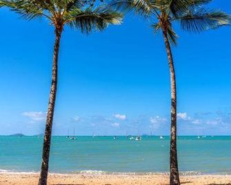 Luxico Sapphire (Heated Pool) - Airlie Beach - Beach