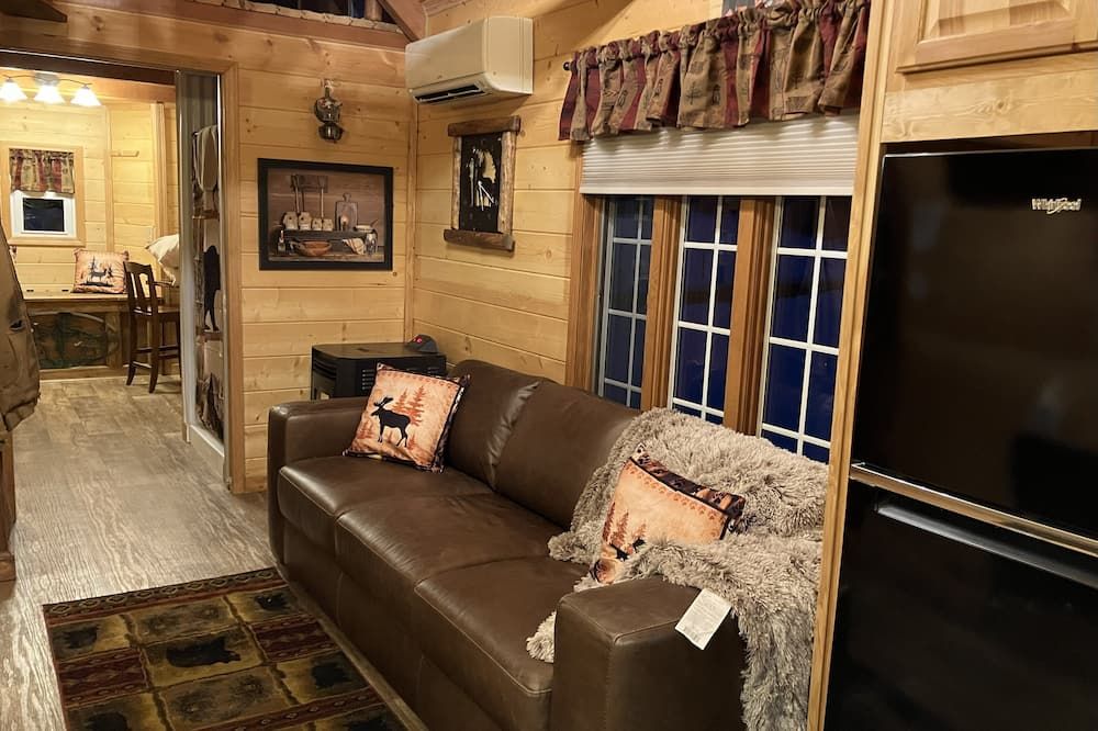 Cozy 1-bedroom, 2 bed tiny house on 40 Acre Farm in Negley with AC