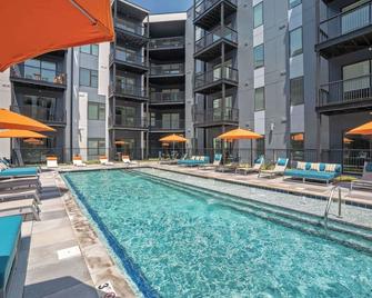 Stunning Nulu 1br Cozysuites 06 - Louisville - Pool