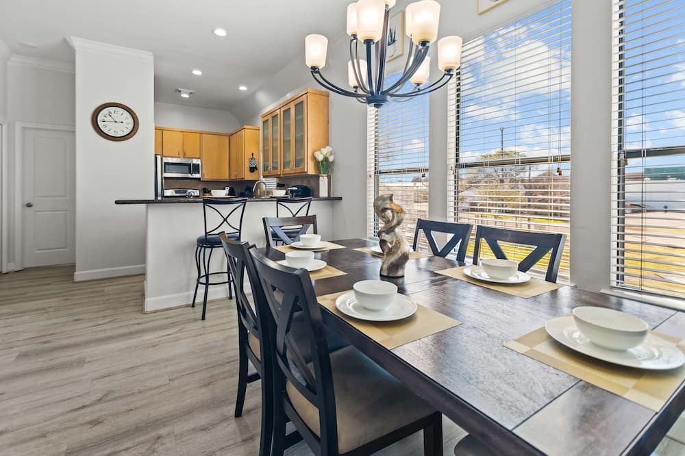 Lux Gated 3-story w/Garage+Downtown View+Jacuzzi+Great Location - יוסטון - חדר אוכל