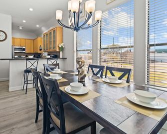 Lux Gated 3-story w/Garage+Downtown View+Jacuzzi+Great Location - Houston - Ruang makan