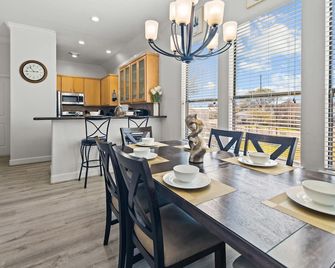 Lux Gated 3-story w/Garage+Downtown View+Jacuzzi+Great Location - יוסטון - חדר אוכל