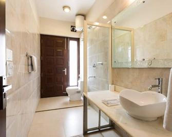 Perch Arbor Suites - Gurugram - Baño