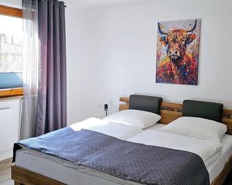Elodia Luxus Apartment - Wlan, Magenta Tv, Terrasse, Küche, Babybett - Heidenheim - Dormitor