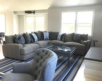 Nantucket Party Pad Near Cisco Brewers- 7 Bedrooms, 6.5 Bathrooms, Pool, Spa, Ac - Nantucket - Living room