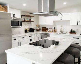 The New Hope Loft Walkable & Serene - New Hope - Kitchen