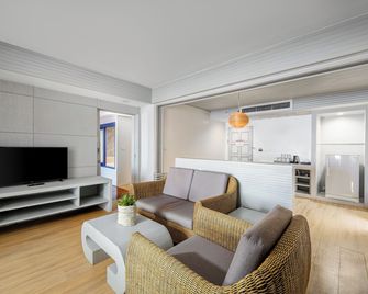 Andamantra Resort And Villa Phuket (Sha Plus+) - Patong - Sala de estar