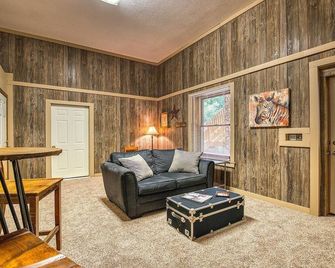 44 Gathering Place (Hot Tub) 44 Golf View Rd: 6 Br, 4.5 Ba Cabin / Bungalow In Maggie Valley, Sleeps 14 - West Canton - Living room