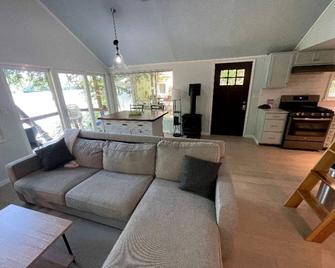 Amazing Cottage with Lake Views and Fireplace in Meredith, New Hampshire - Ashland - Вітальня