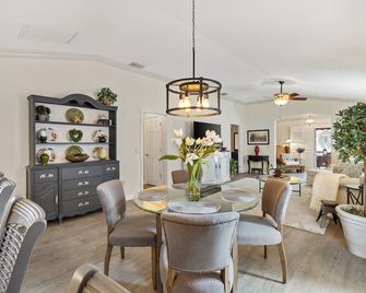 Live the Villages Life – 2BR, Golf Cart, Fenced Yard for Furry Friends - The Villages - Dining room