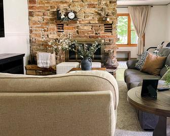 Lake House on Cloverleaf Lakes - Clintonville - Living room