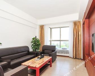 Dongfang Tanggula Hotel (High-speed Railway Station) - Dongfang - Living room