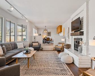 High speed wifi, separate office, spacious layout! - Los Alamos - Living room