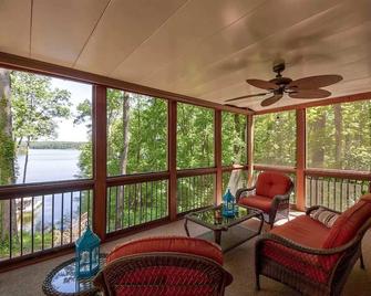Cozy 3BR Cabin with Lake View in Dawsonville - Dawsonville - Balcón