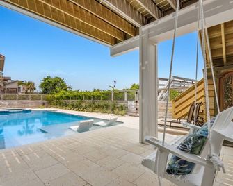 Multi-level Seaside Residence by RedAwning - Fernandina Beach - Alberca