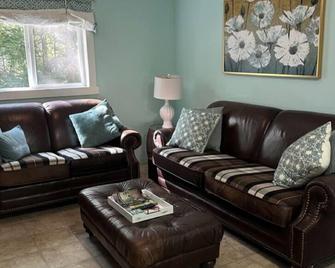 Pure Michigan at its finest - Brimley - Living room