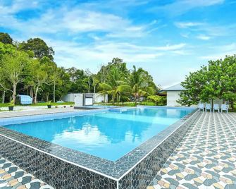 Hotel O Asiacamp Chalet Tanjung Karang - Kuala Selangor - Zwembad