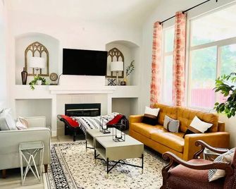 A Pleasant Stockton Surprise! - Stockton - Living room