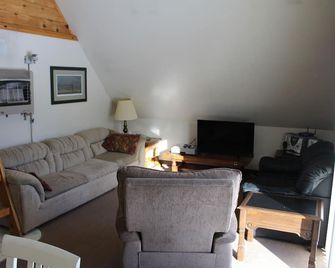 Adorable A-Frame Cabin 1 - Munising - Living room