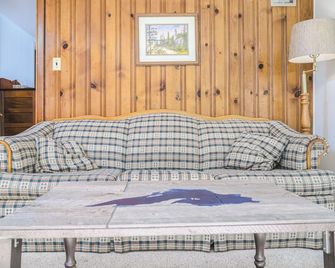 Beach & Aquapark! Sups & Kayaks, Playset, Scooters, Lawn Games - Cottage 8 - Little Lake - Living room