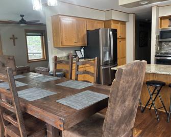 Mississippi Waterfront Beach home-Sauk Rapids, MN - Sauk Rapids - Dining room