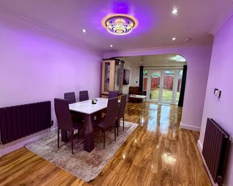 Spacious 3 Bed Home With Private Parking - Amersham