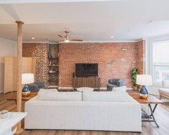 Buckingham Palace- one bedroom apartment - Martinsburg - Obývací pokoj