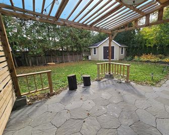 Private Guest House- Walkout Basement - Aurora - Patio