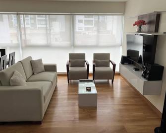 Miraflores 2 Bedrooms Executive Apartment - Lima - Living room