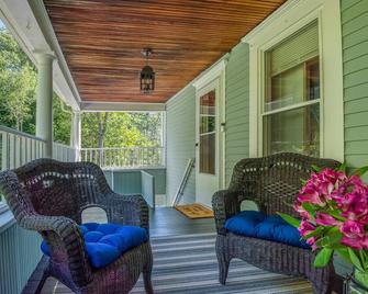 Fairbanks Retreat - Cozy 2 bedroom 2nd floor apartment - Saint Johnsbury - Balcón