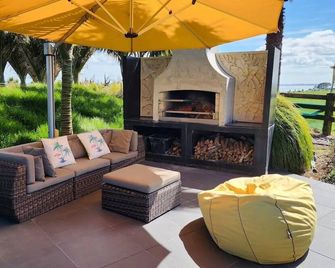 Awhitu Zen - Balinese Inspired Villa with Hot Tub - Awhitu - Patio