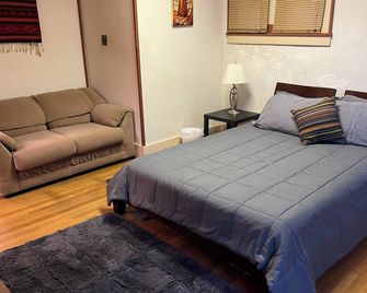 House with private park in central location - Sweetwater