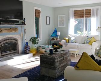 Sea salt cottage on the West Island - Fairhaven - Living room