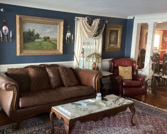 gorgeous victorian direct ocean front single family six bedroom, ten rooms - Branford - Huiskamer