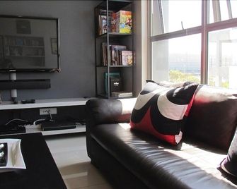 African Fiesta Holiday Apartment Rentals - Kuils River - Living room