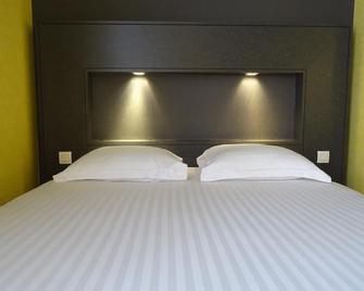 Hôtel Restaurant La Croix D'or - Le Faouët - Bedroom