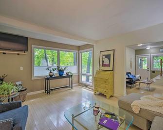 Pet-Friendly St Croix Falls Remote Retreat! - Saint Croix Falls - Living room