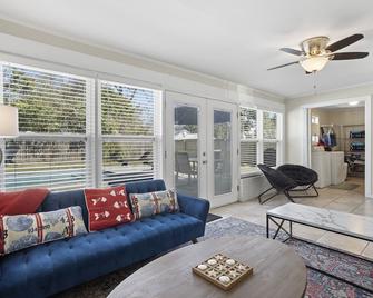 Rising Tides Hideaway! Heated Pool!!! - Long Beach - Sala de estar