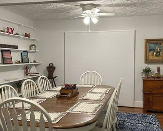 Reelin&Relaxin Spacious Farmhouse Reedville, VA Sleeps 8: 3 Bdrm 2 full bathroom - Reedville - Dining room