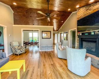 Dale Hollow Lakehouse, Hot Tub, gameroom, 2 SUPs, 4 acres, awesome views - Burkesville - Living room