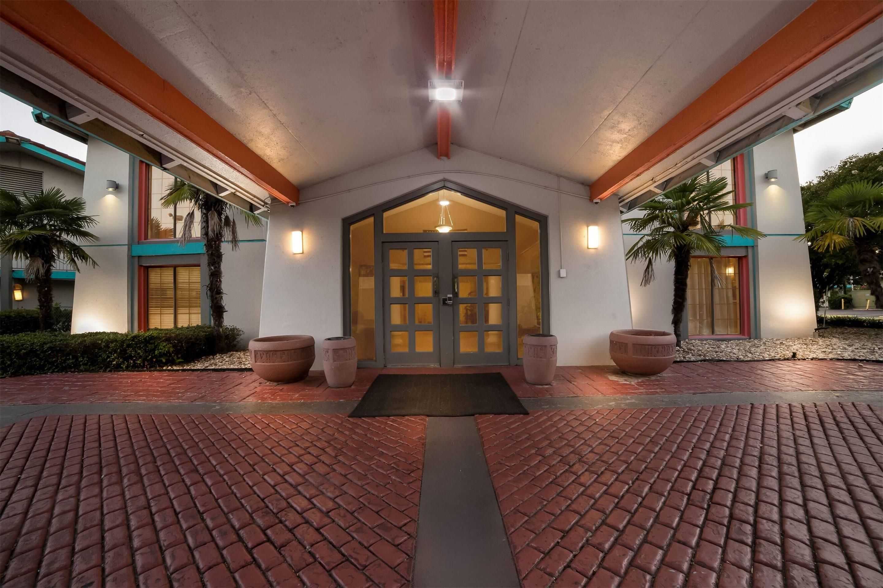 Howard Johnson by Wyndham Columbus Fort Moore - קולומבוס - בניין