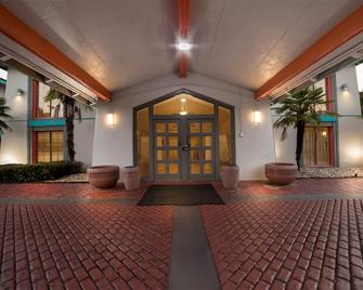 Howard Johnson by Wyndham Columbus Fort Moore - Columbus - Building