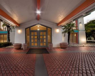 Howard Johnson by Wyndham Columbus Fort Moore - Columbus - Rakennus