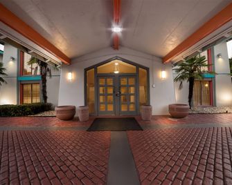 Howard Johnson by Wyndham Columbus Fort Moore - קולומבוס - בניין