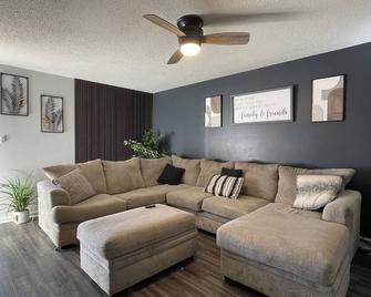 Spacious 1king bd/2queen bd/ 1 mile from I-85 - Lexington - Obývací pokoj