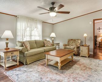 Near Kanawha River & Atv Trails: Home W/ Deck! - Belle - Living room