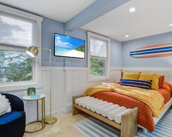 Beachfront Bungalow with Pvt Beach access - Sea Bright - Bedroom