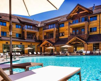 Luxuryâ - Gondolaâ Across The Street 2 Bedroom Condo by RedAwning - South Lake Tahoe - Piscina